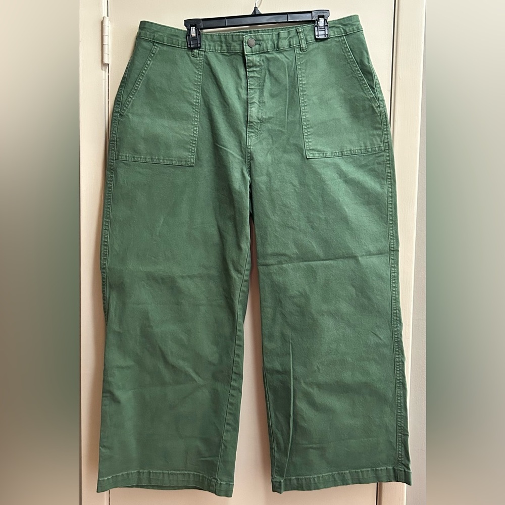 Universal Threads Green Wide Leg Capri Pants